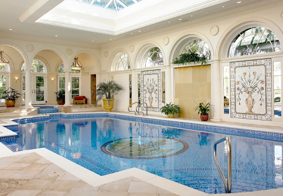 Бассейн в античном стиле