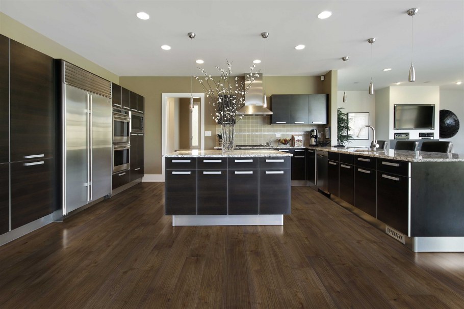 Кухня темно серая с деревом