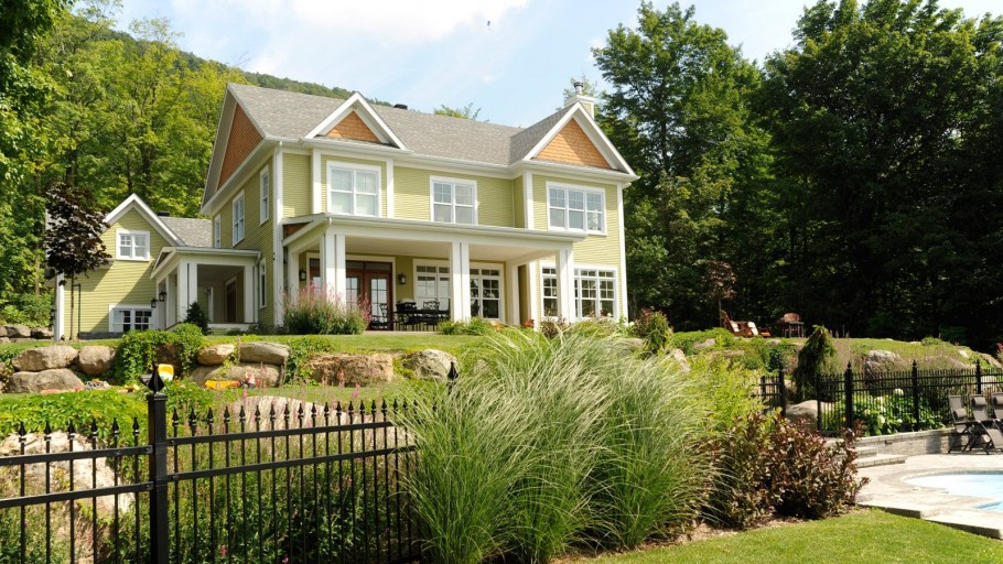 Забор вокруг загородного дома