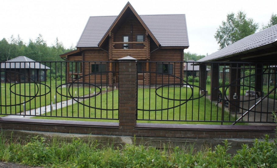 Забор вокруг коттеджа