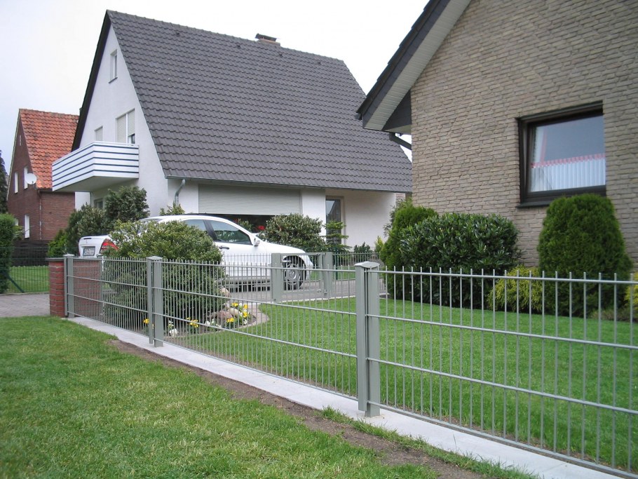 Забор вокруг коттеджа