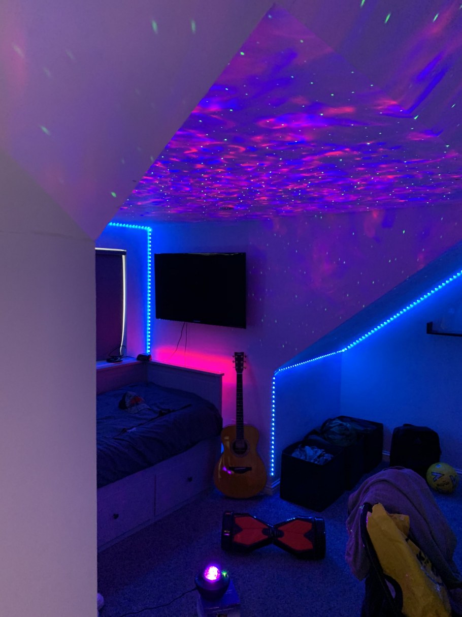 Комната с фиолетовой подсветкой