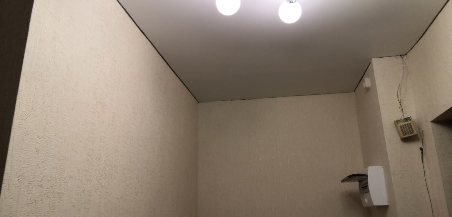 Штукатурный потолок без плинтуса