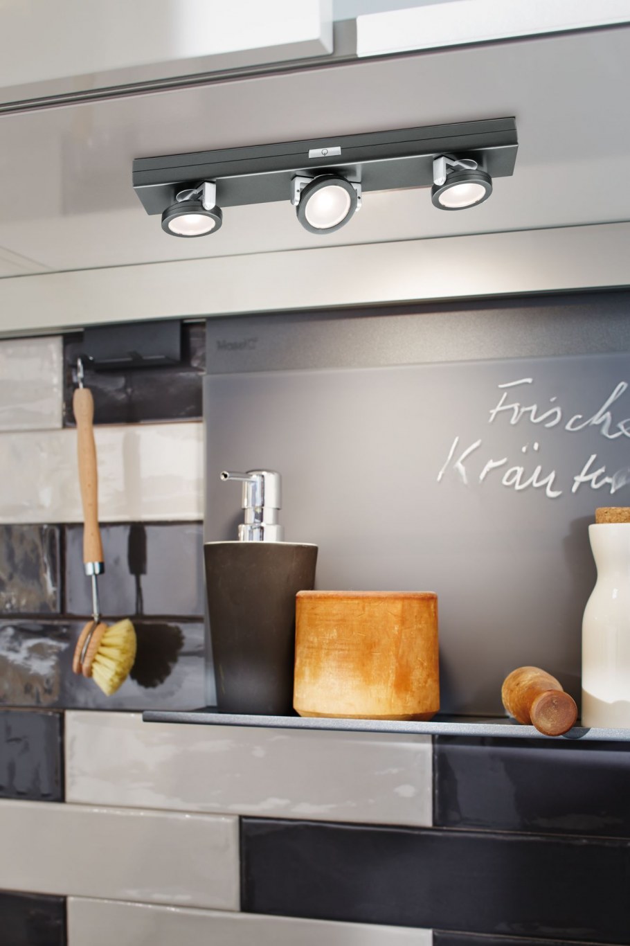 Письменный стол напротив окна