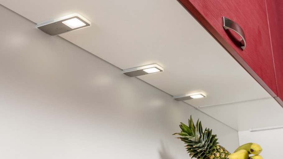 Светильники над кроватью в спальне