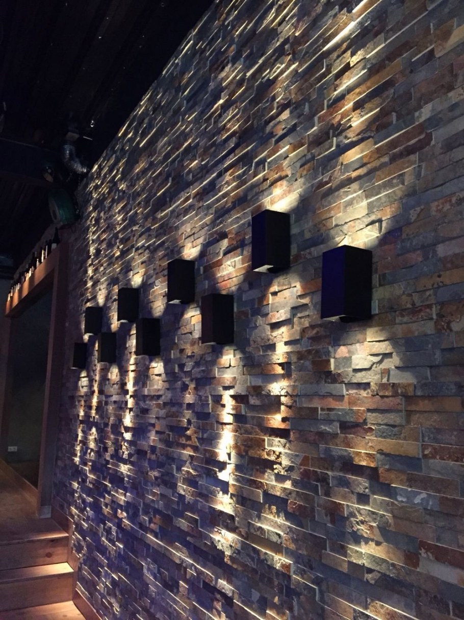 Каменная стена с подсветкой