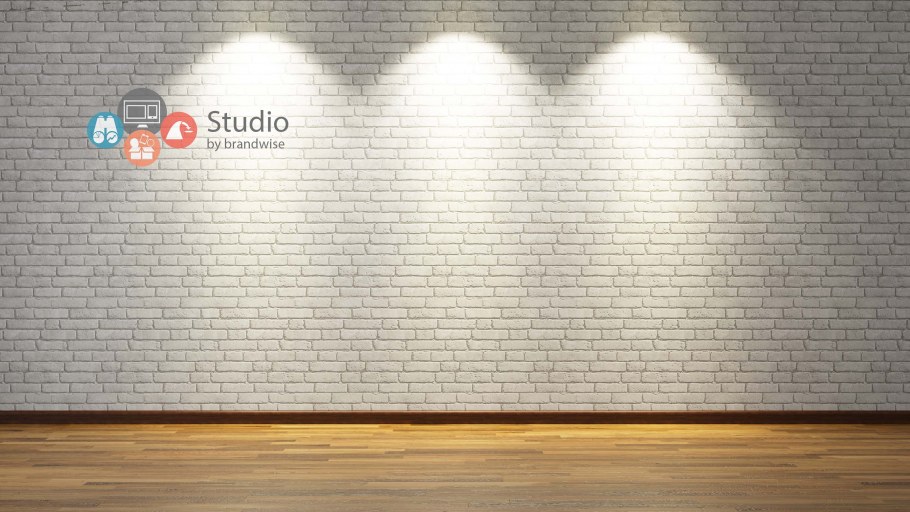 Кирпичная стена с освещением