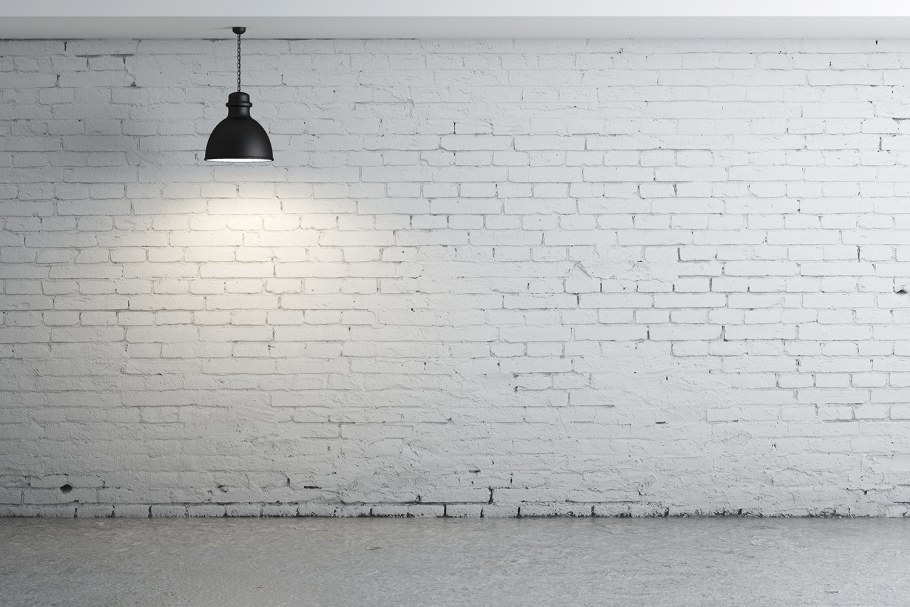 Каменная стена с факелами