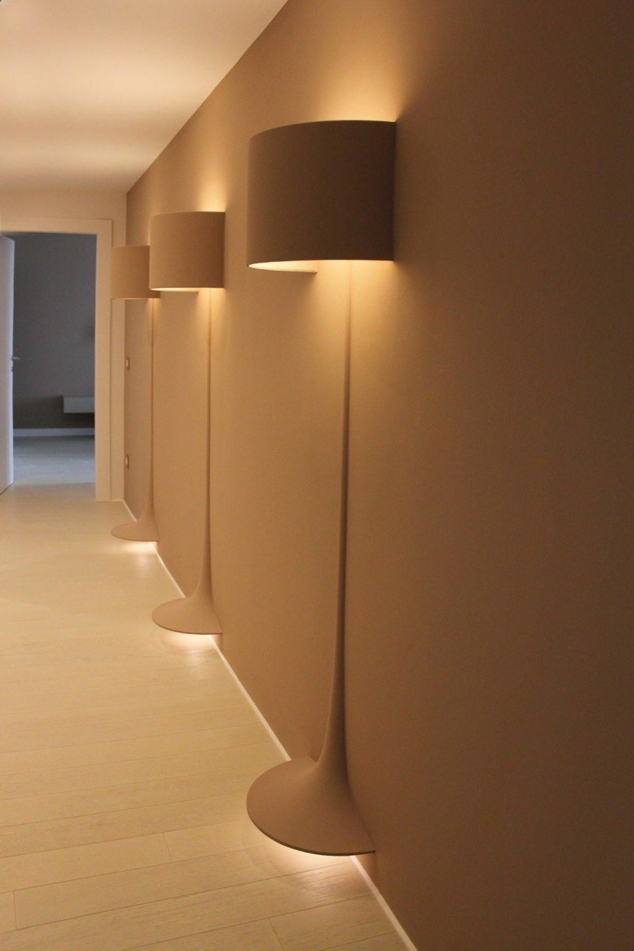 Кирпичная стена освещенная