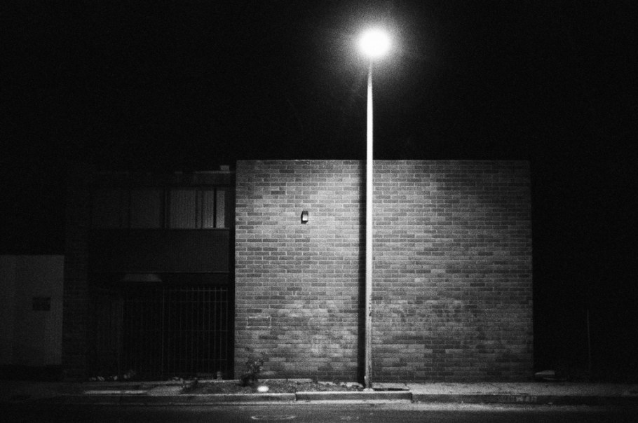 Стена с лампами фотостудия