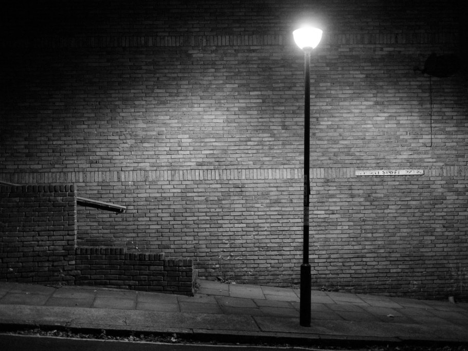 Стена на улице ночью