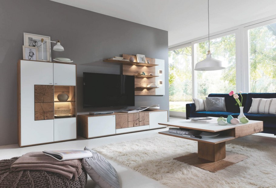 Гостиная из дерева в современном стиле