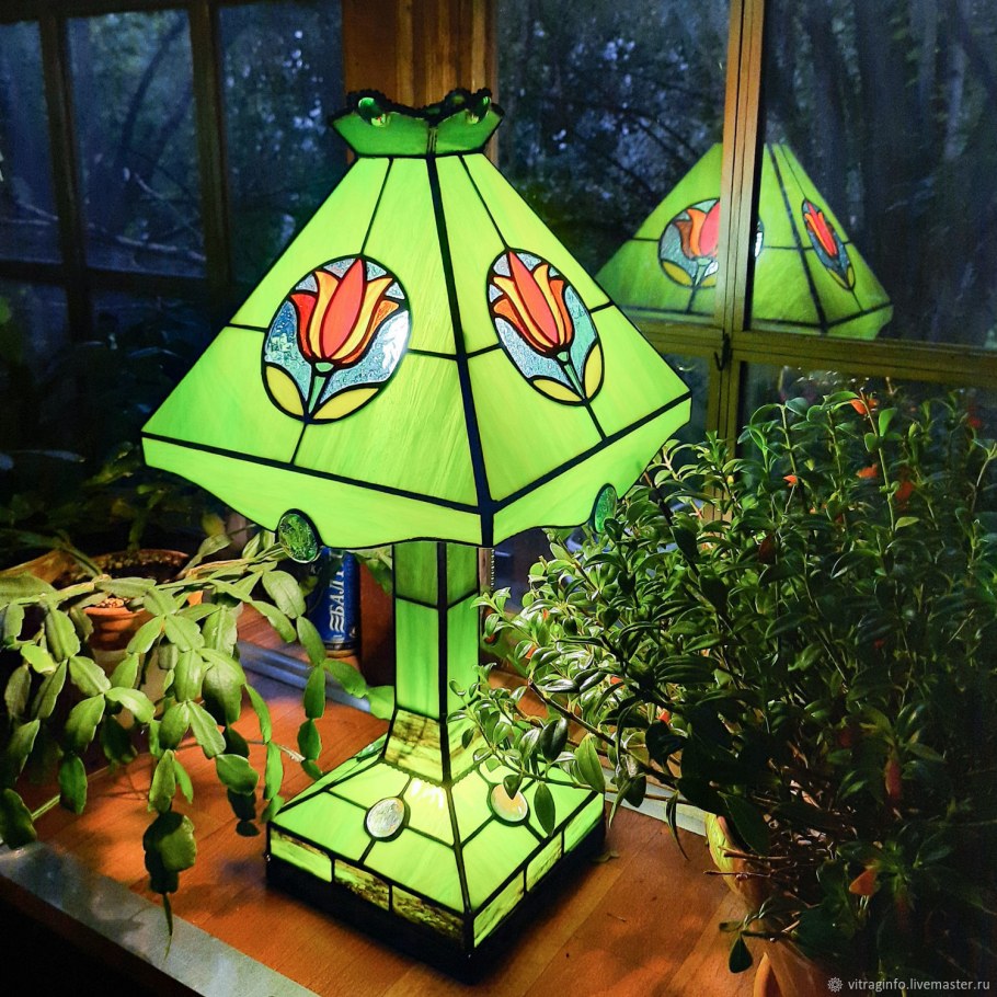 Четырехгранная лампа Тиффани
