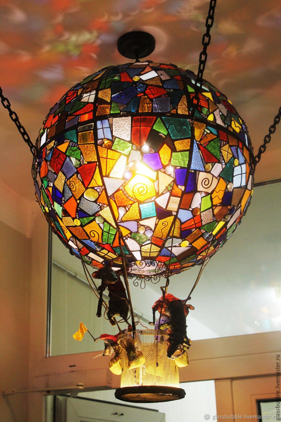 Люстра из разноцветного стекла