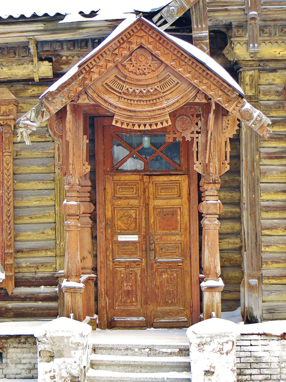 Деревянное резное крыльцо