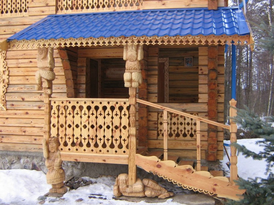 Резное крыльцо