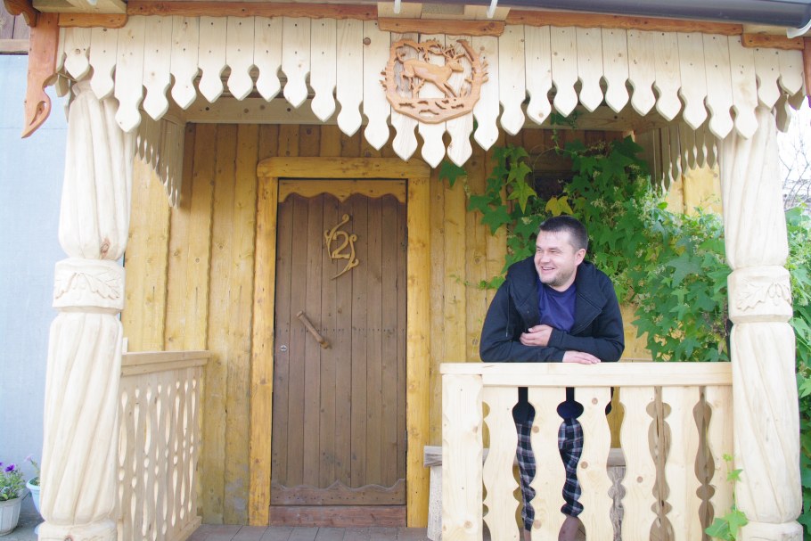 Резное крыльцо деревянного дома