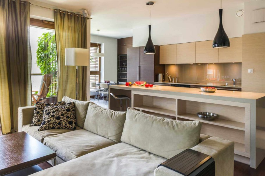 Кухонный остров с диваном