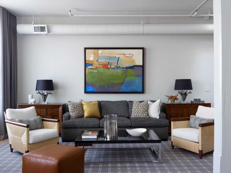 Гостиная с серым диваном