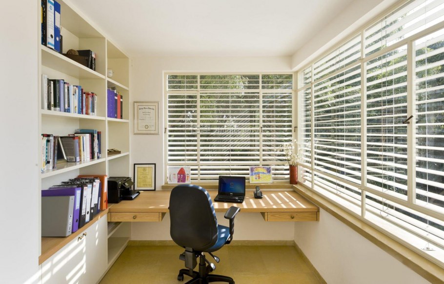 Рабочее место у окна с балконом