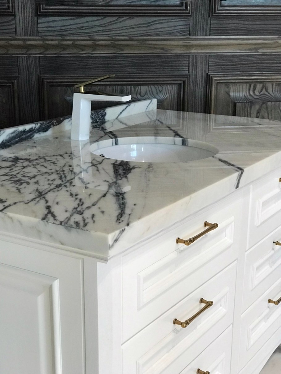 Тумба с мраморной столешницей для ванной комнаты