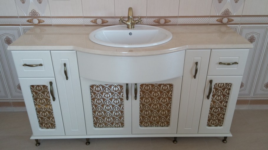 Тумба с мраморной столешницей и раковиной для ванной