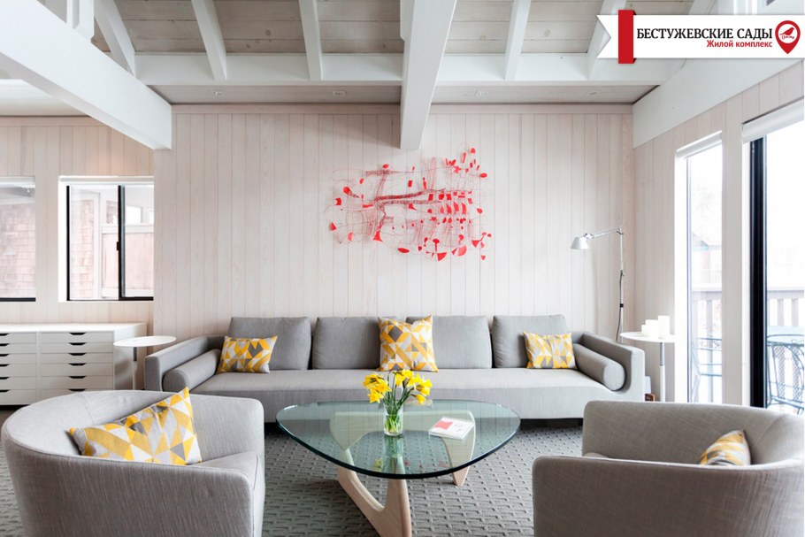 Светлый интерьер с яркими акцентами