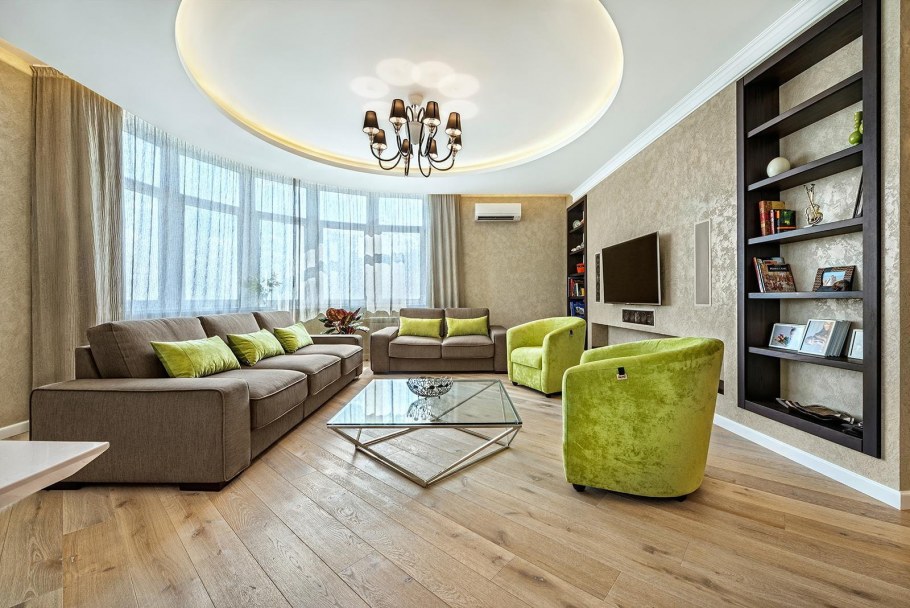 Коричневая гостиная с яркими акцентами