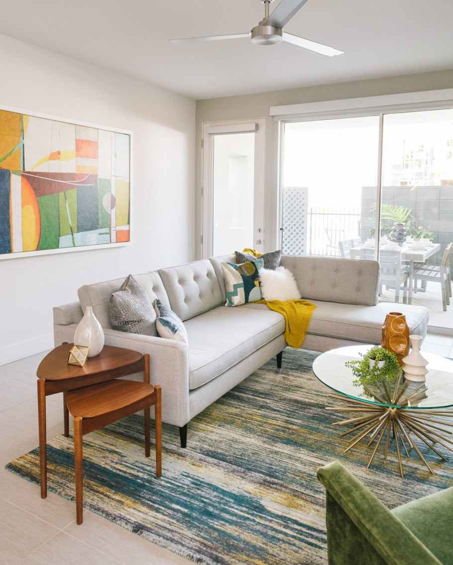 Светлый интерьер с яркими акцентами