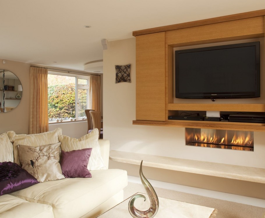 Полки под телевизор на стену с камином