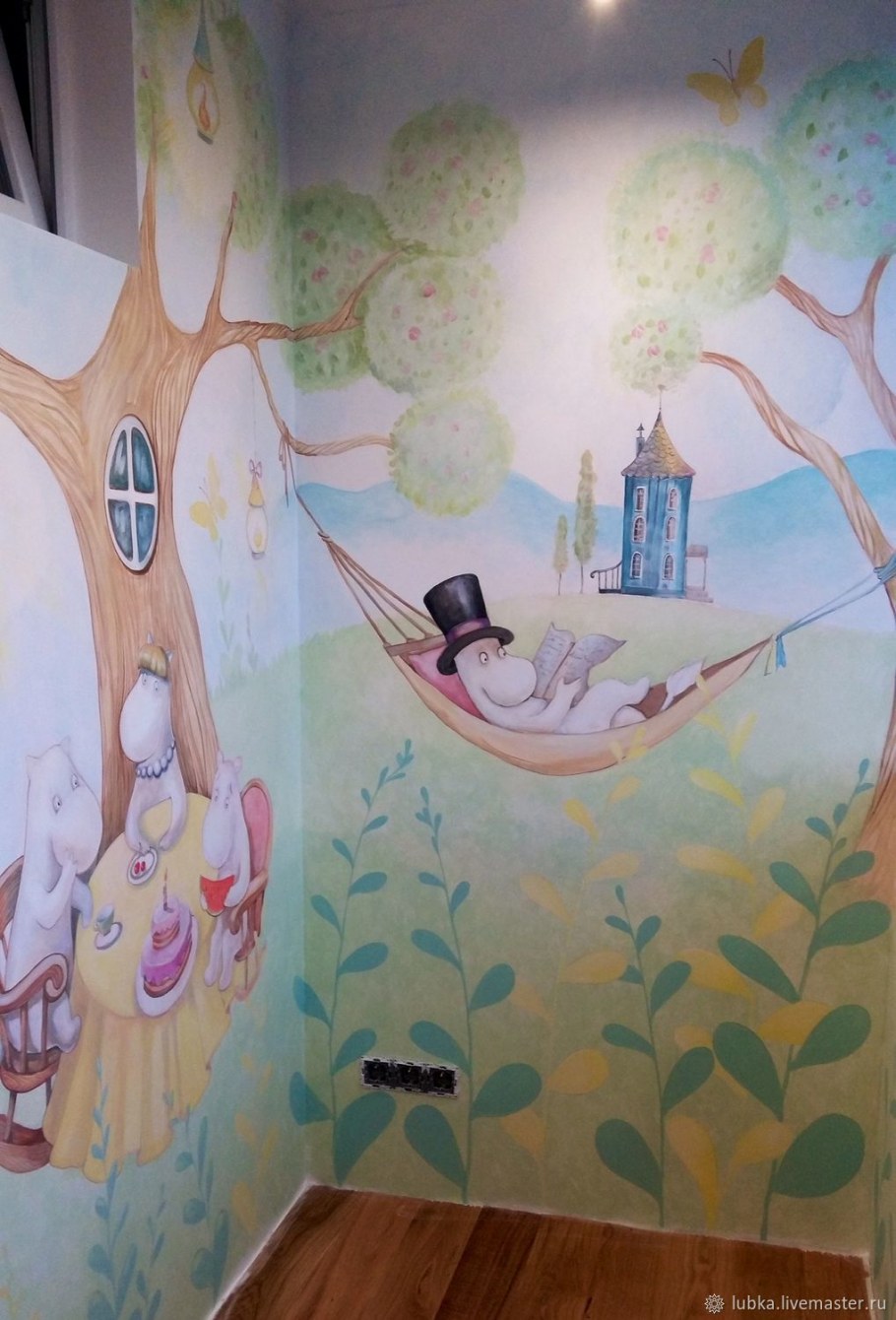 Роспись стен на балконе