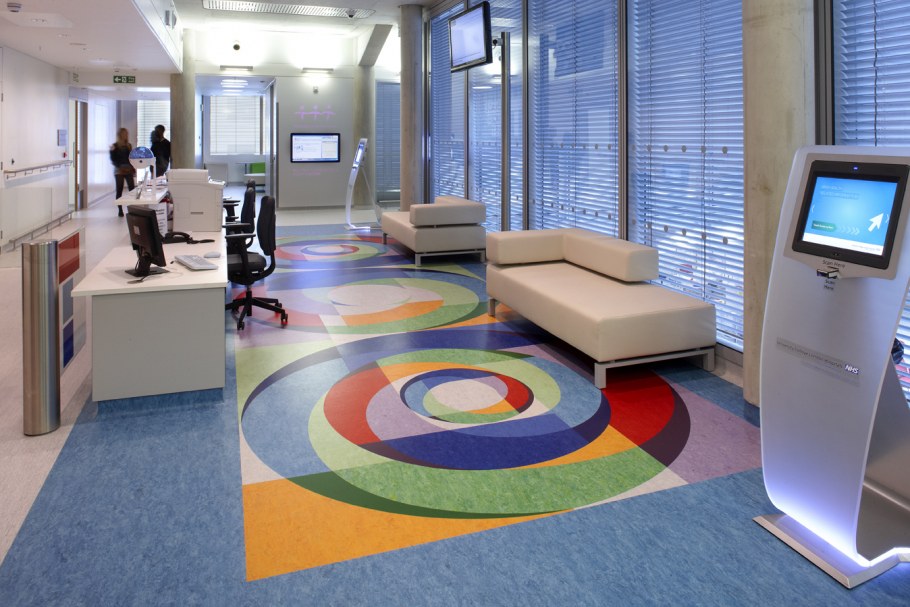 Красный ковролин в интерьере