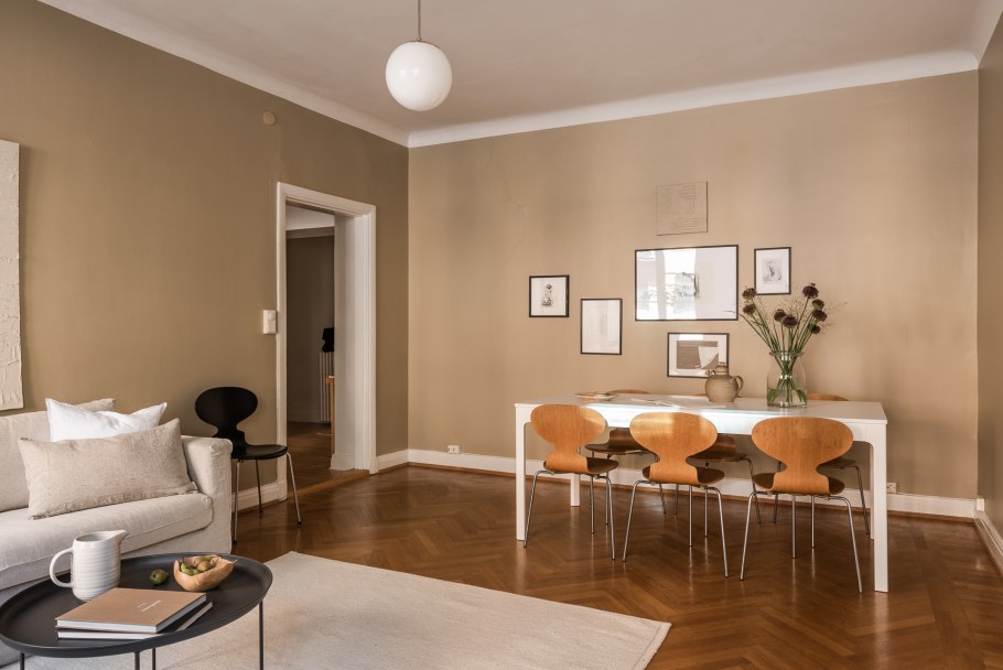 Бежевая стена