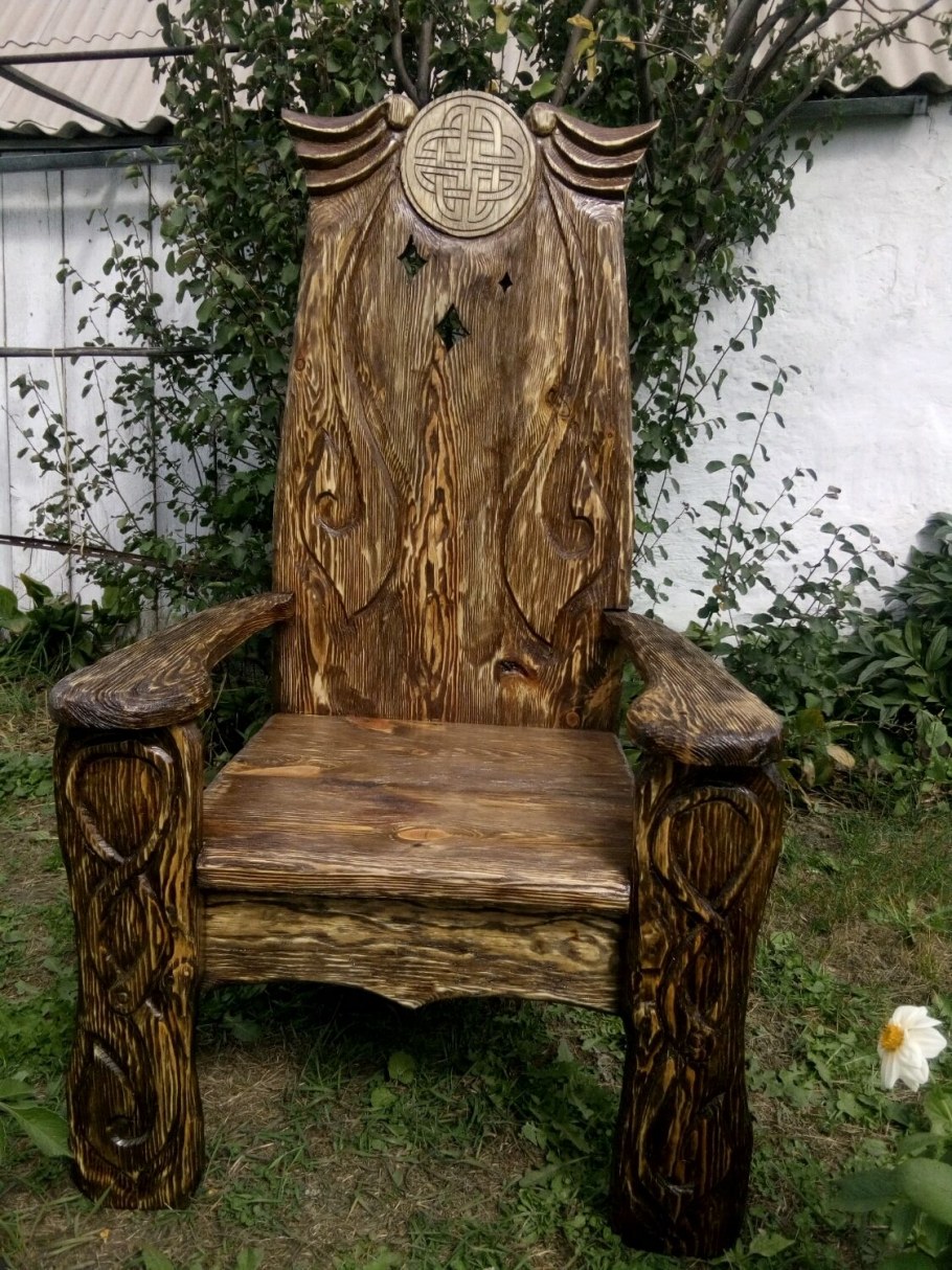 Резные стулья