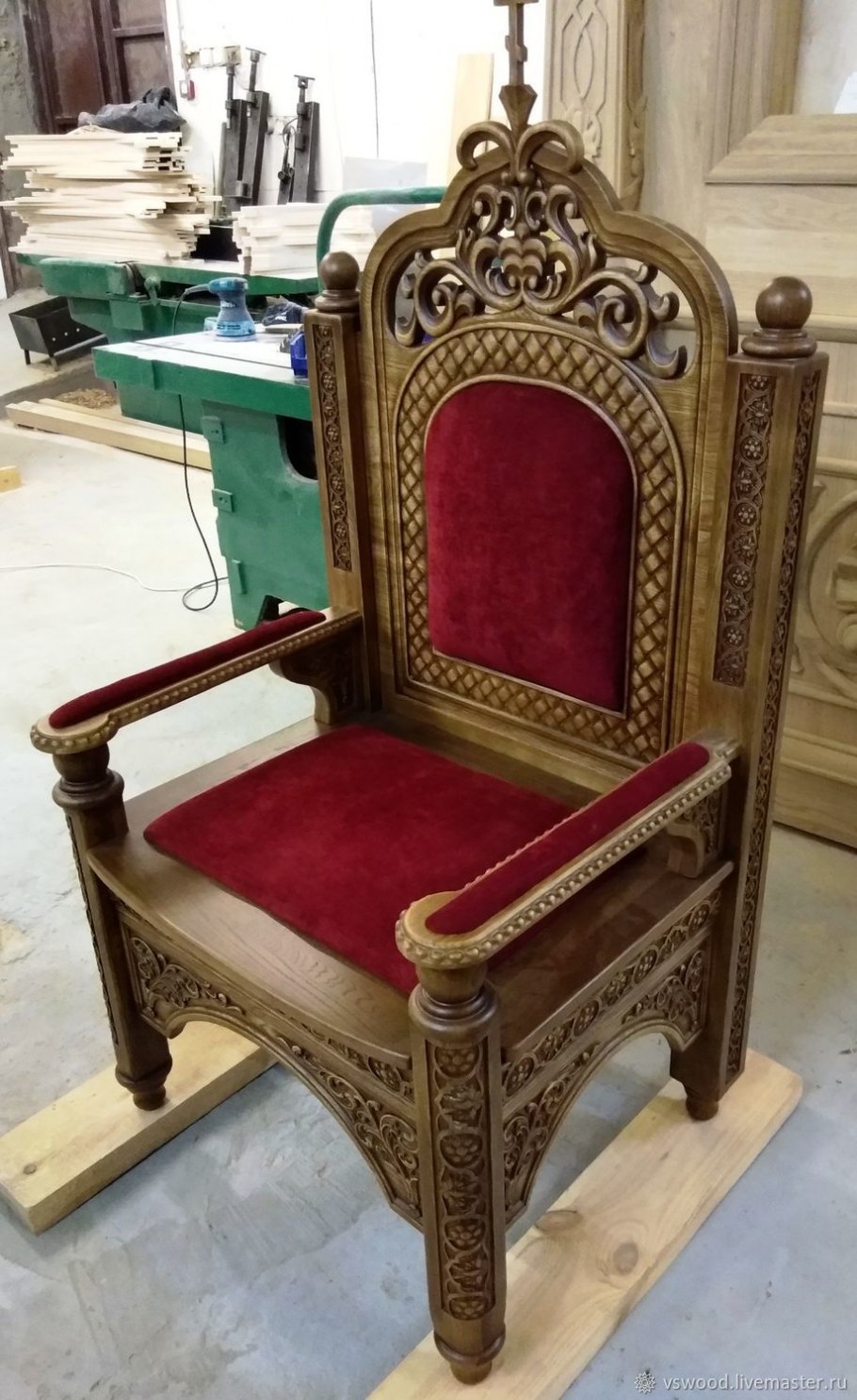 Резные стулья трон