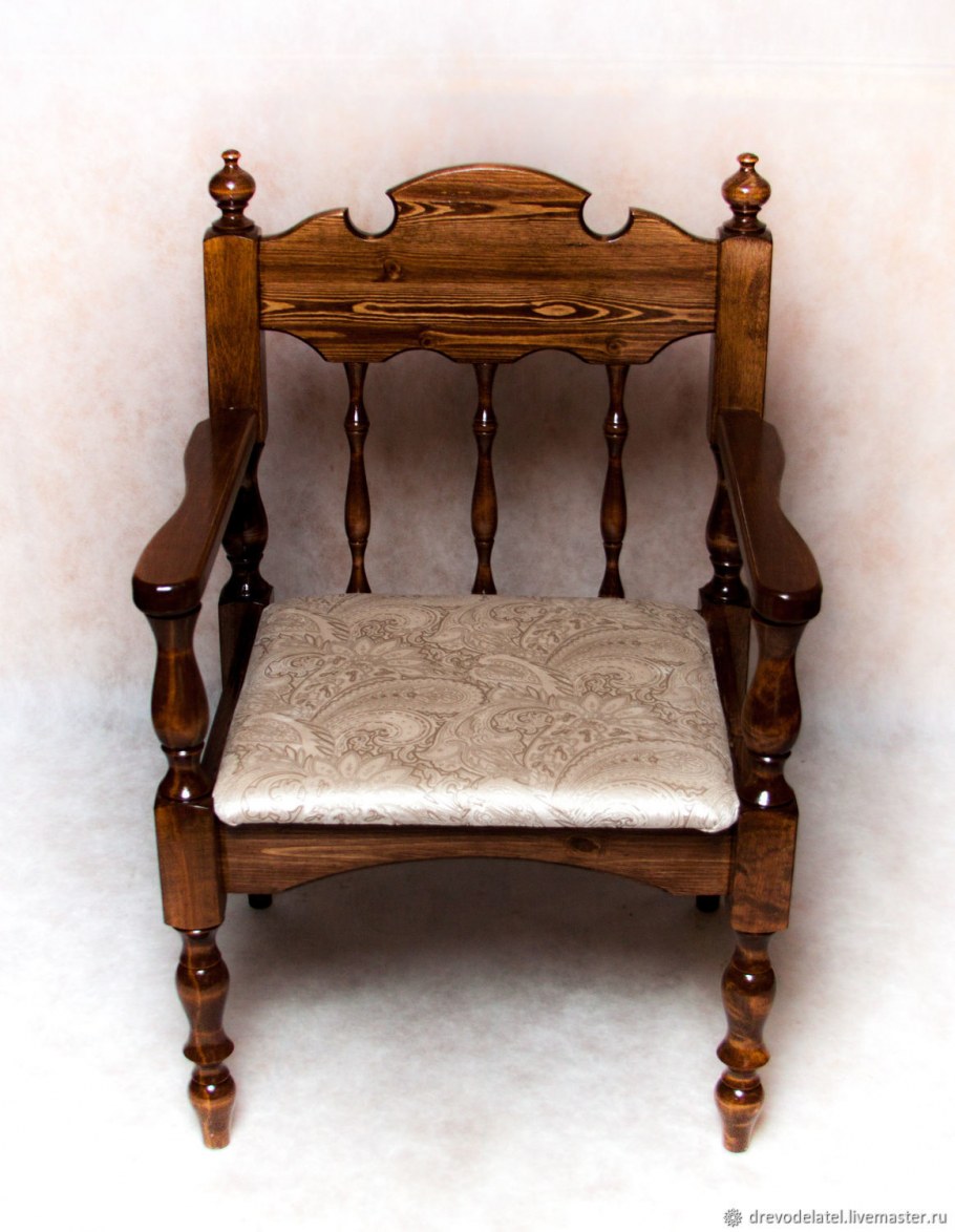 Кресло с деревянной спинкой