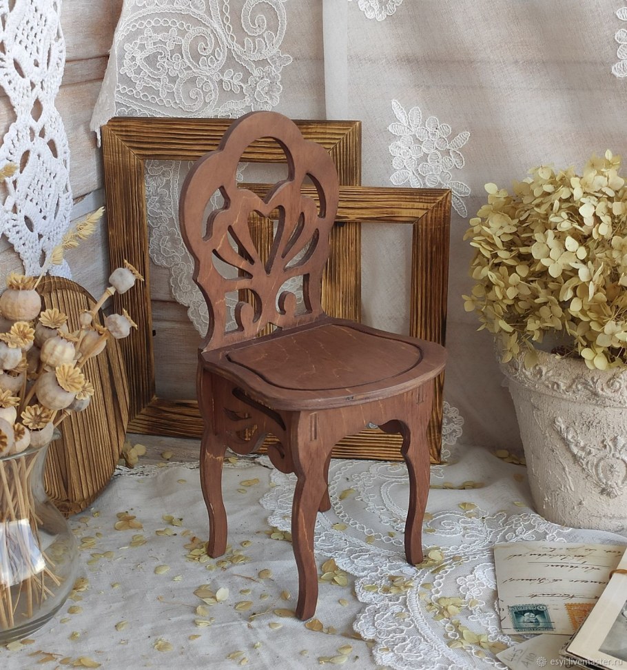 Резные стулья