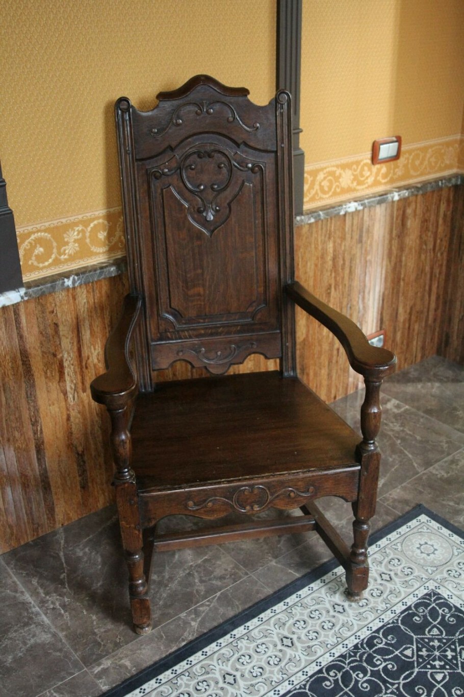 Дубовый стул старинный Лютер Ревель
