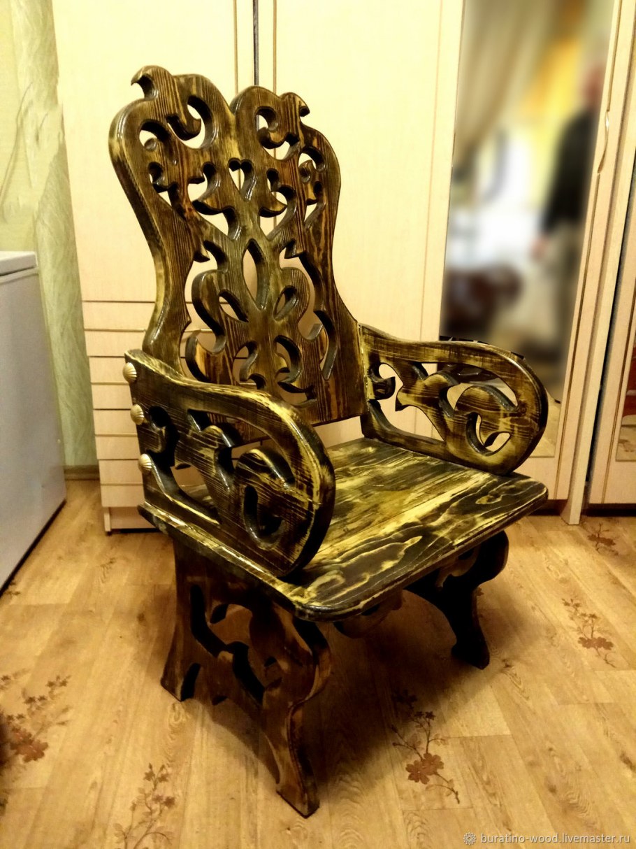 Резные деревянные кресла