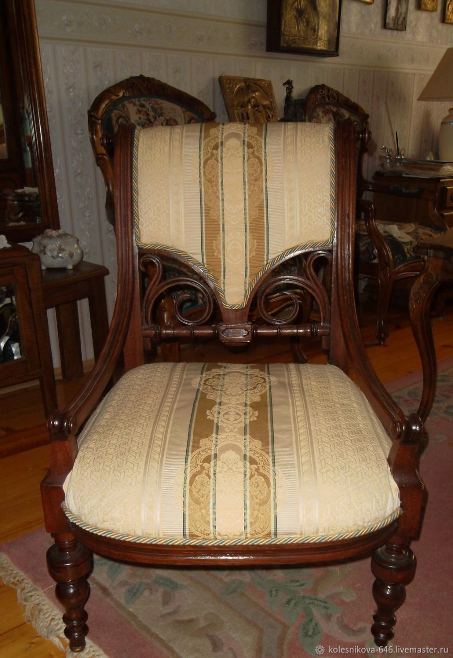 Старинное кабинетное кресло