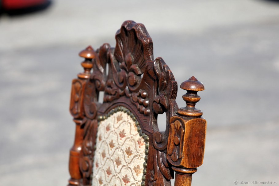 Резные стулья из дерева