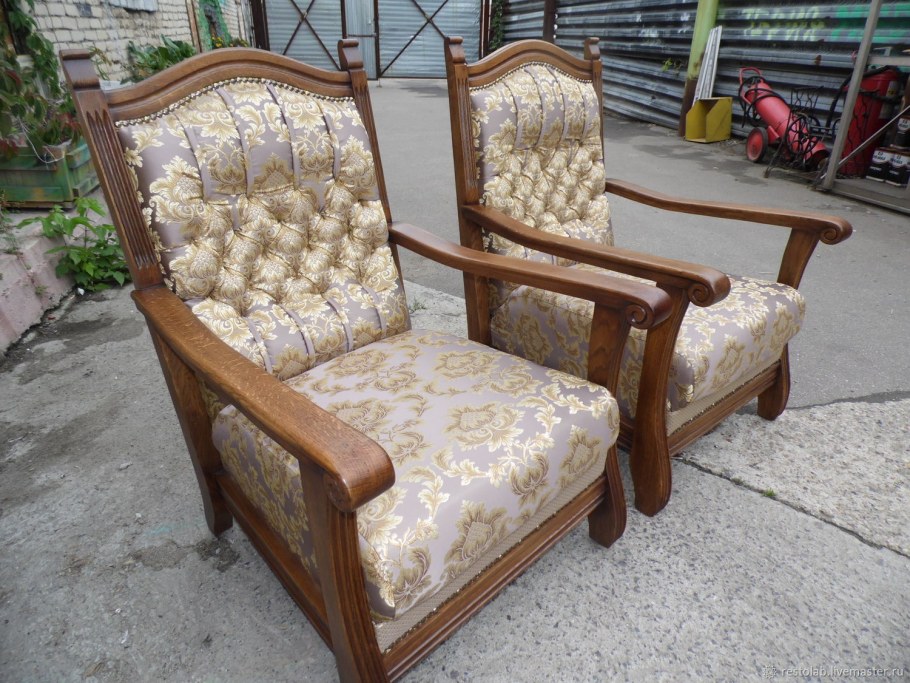 Старое кресло с деревянными подлокотниками