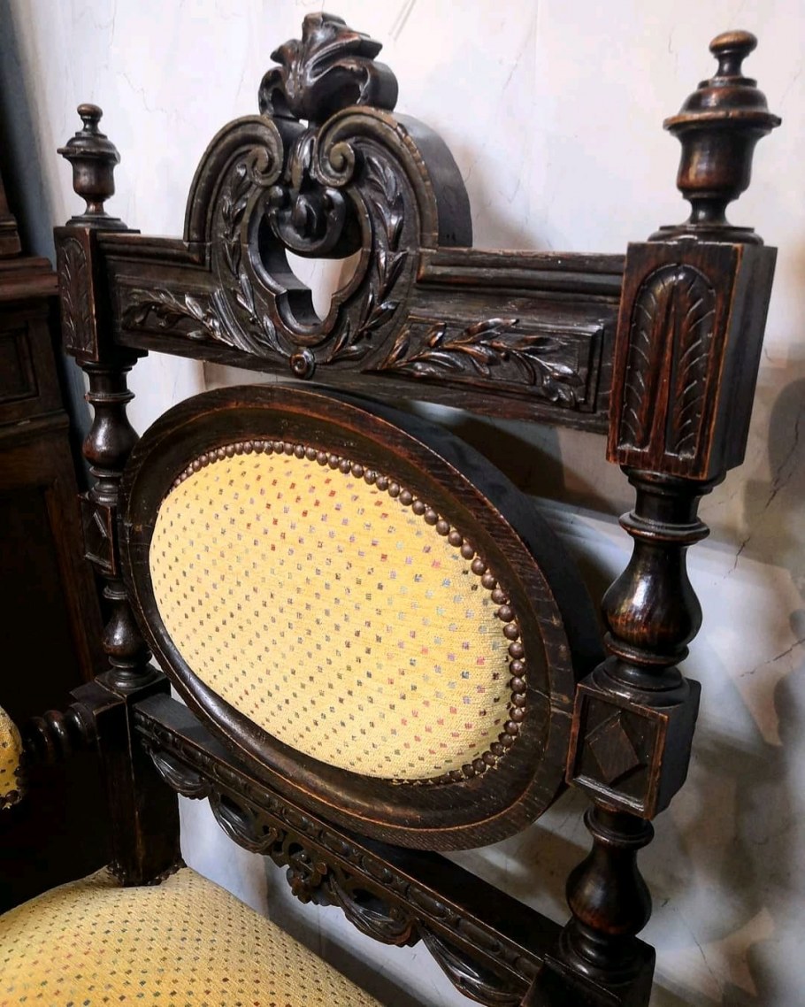 Резные кресла из дерева