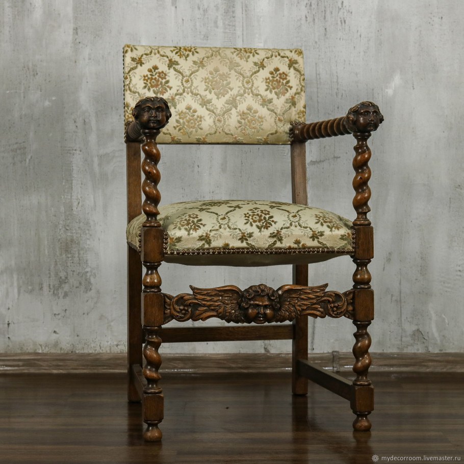 Старинное резное кресло