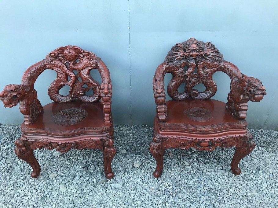 Старинное резное кресло