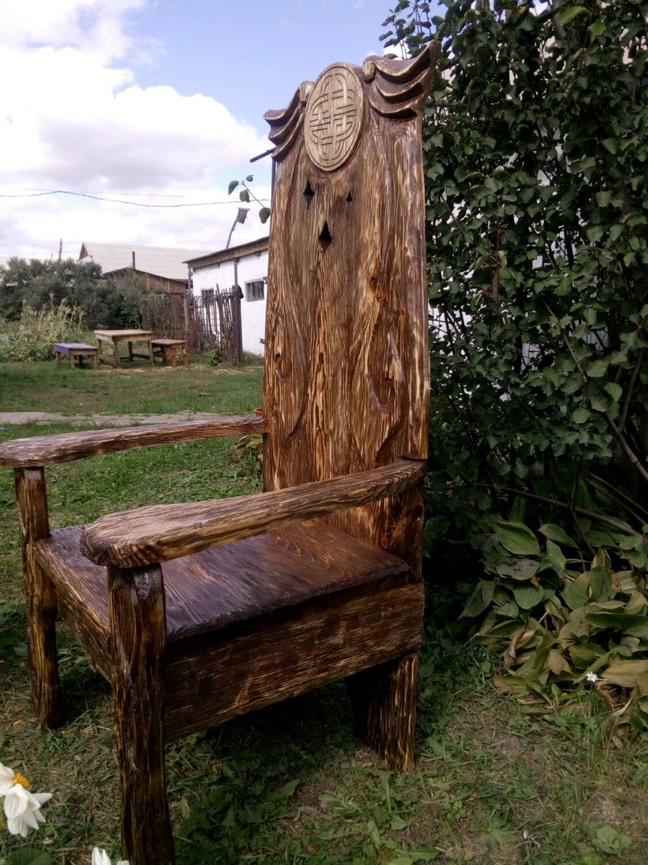 Резные кресла из дерева