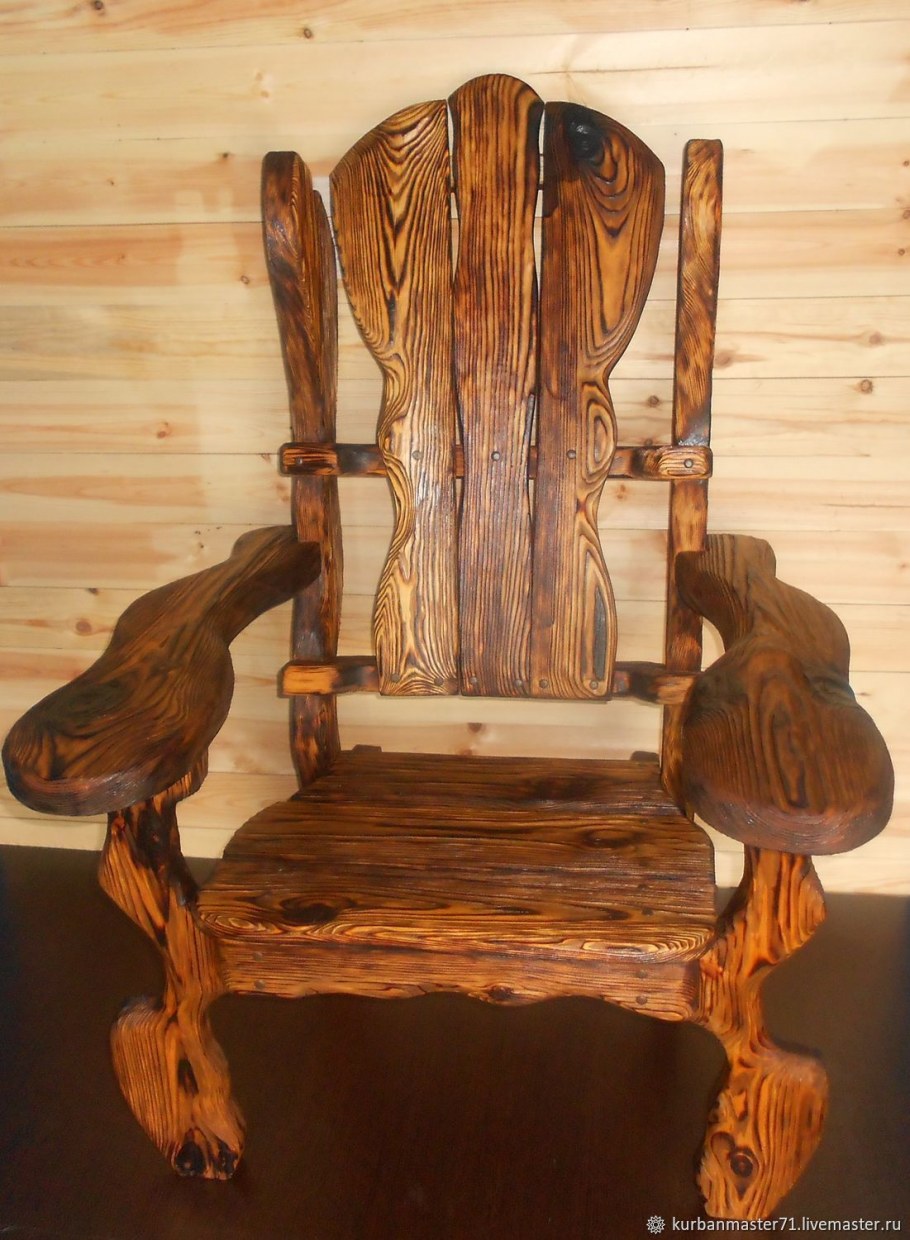 Состаренные стулья из дерева