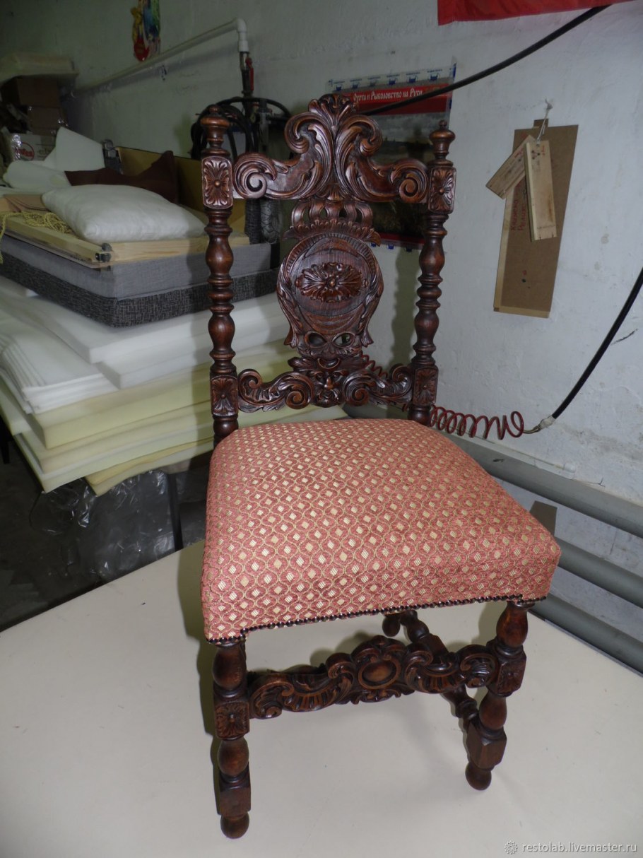 Стул резной деревянный