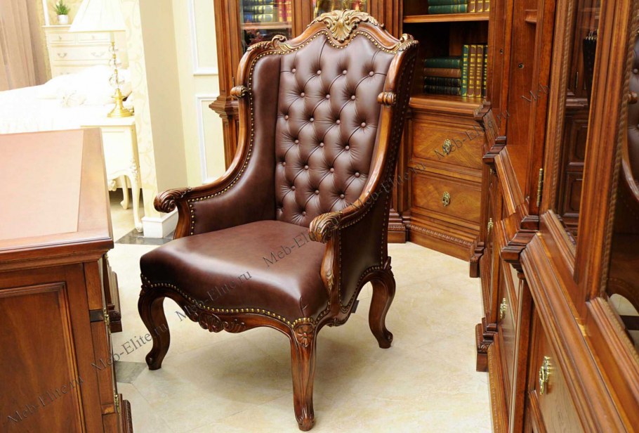 Кресло с резными ножками