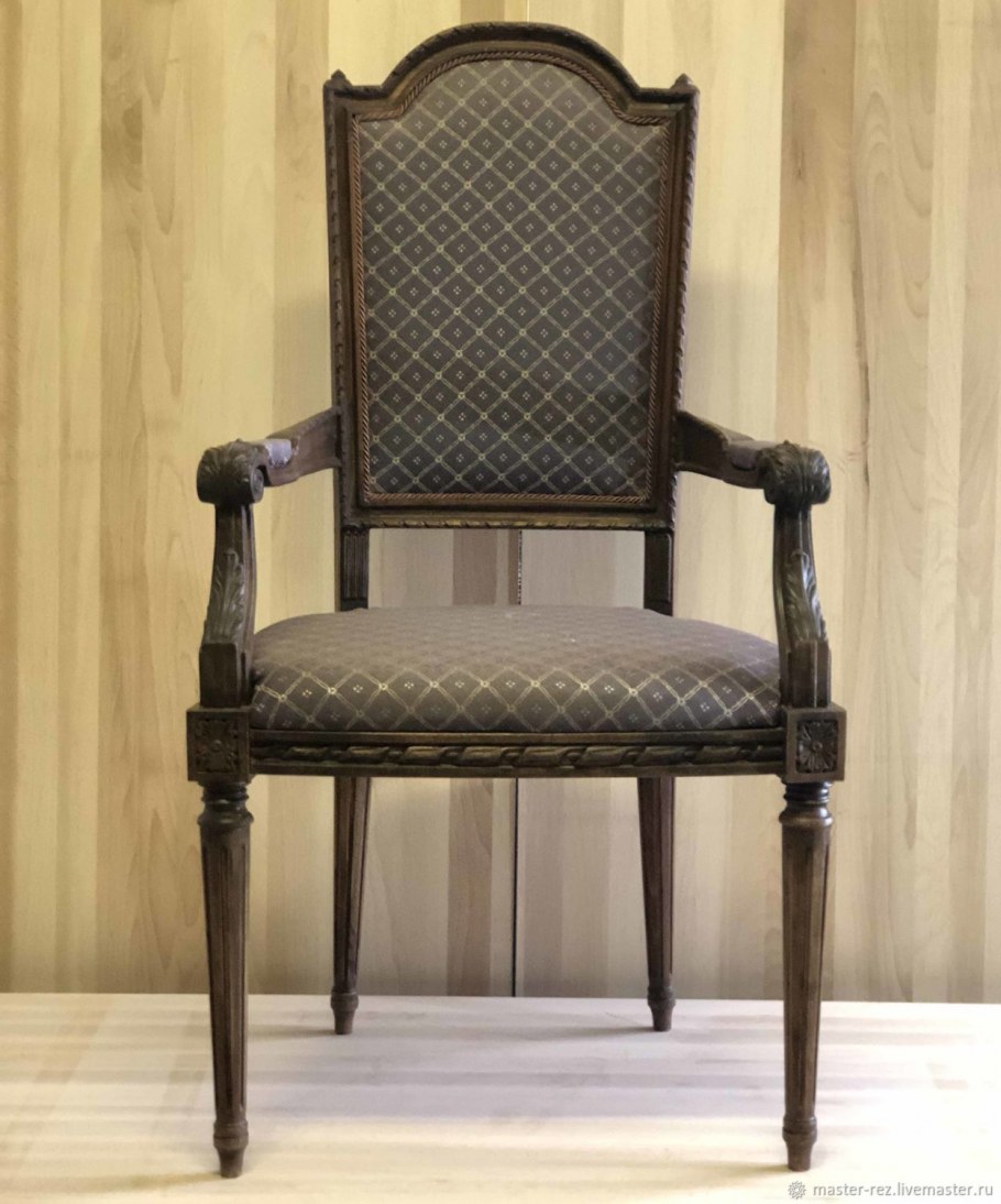 Стул резной деревянный